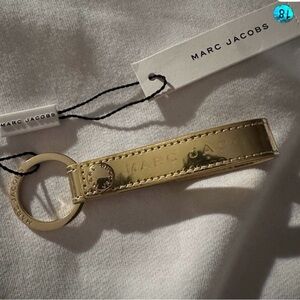 NWT - MARC JACOBS GOLD METALLIC LEATHER KEYRING WITH EMBOSSED LOGO